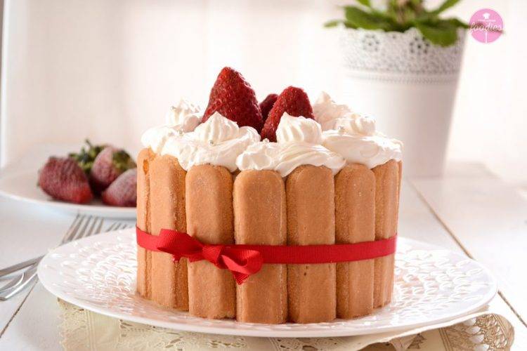 Torte me fruta dhe me biskota savoiardi. Receta gatimi.