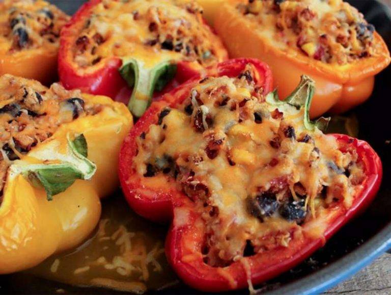 Tave me patate dhe speca te mbushur me mish te bardhe pule. Receta gatimi.