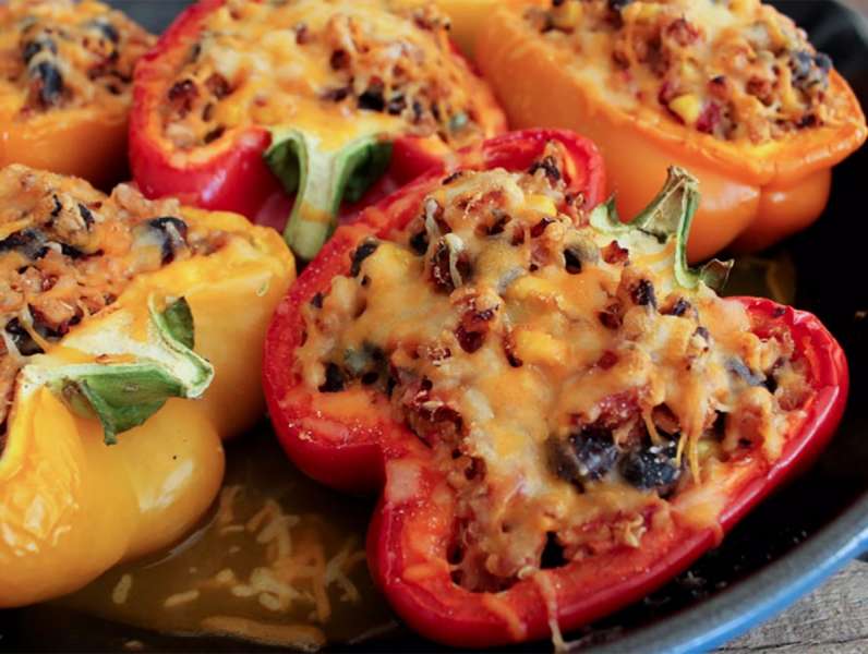 Tave me patate dhe speca te mbushur me mish te bardhe pule. Receta gatimi.