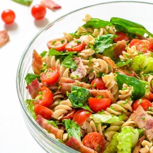 Sallate e shijshme me perime te stines, salce dhe makarona..Receta e se dieles