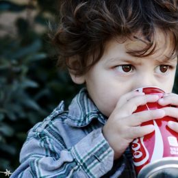 Cfare i ben pijet e gazuara te demshme per shendetin e femijeve.