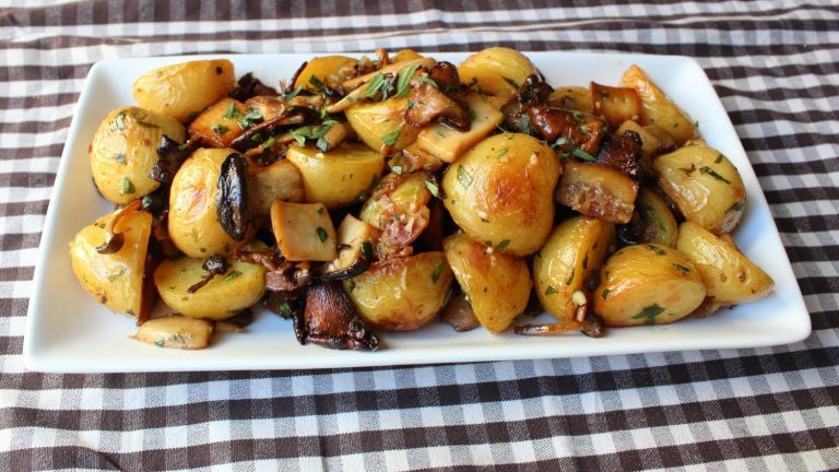 Patate me kerpudha te pjekura ne furre. Receta gatimi.