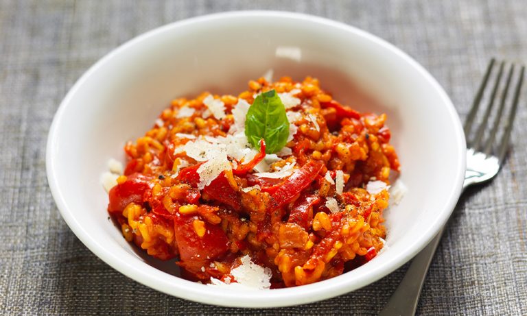 Rizoto pikant i pergatitur me salce domatesh dhe qepe. Receta te shijshme