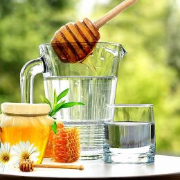 Si reagon organizmi nese pini nje gote uje me mjalte per mengjes.