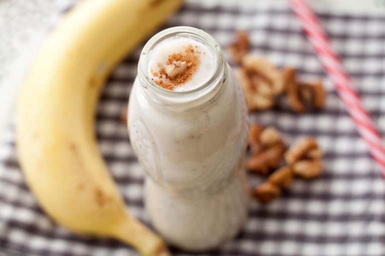 Smothie me hurma te thata dhe banane. Plot me vitamina dhe shije.