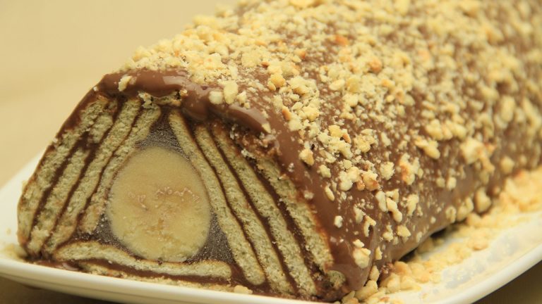 Torte piramide me biskota dhe banane.