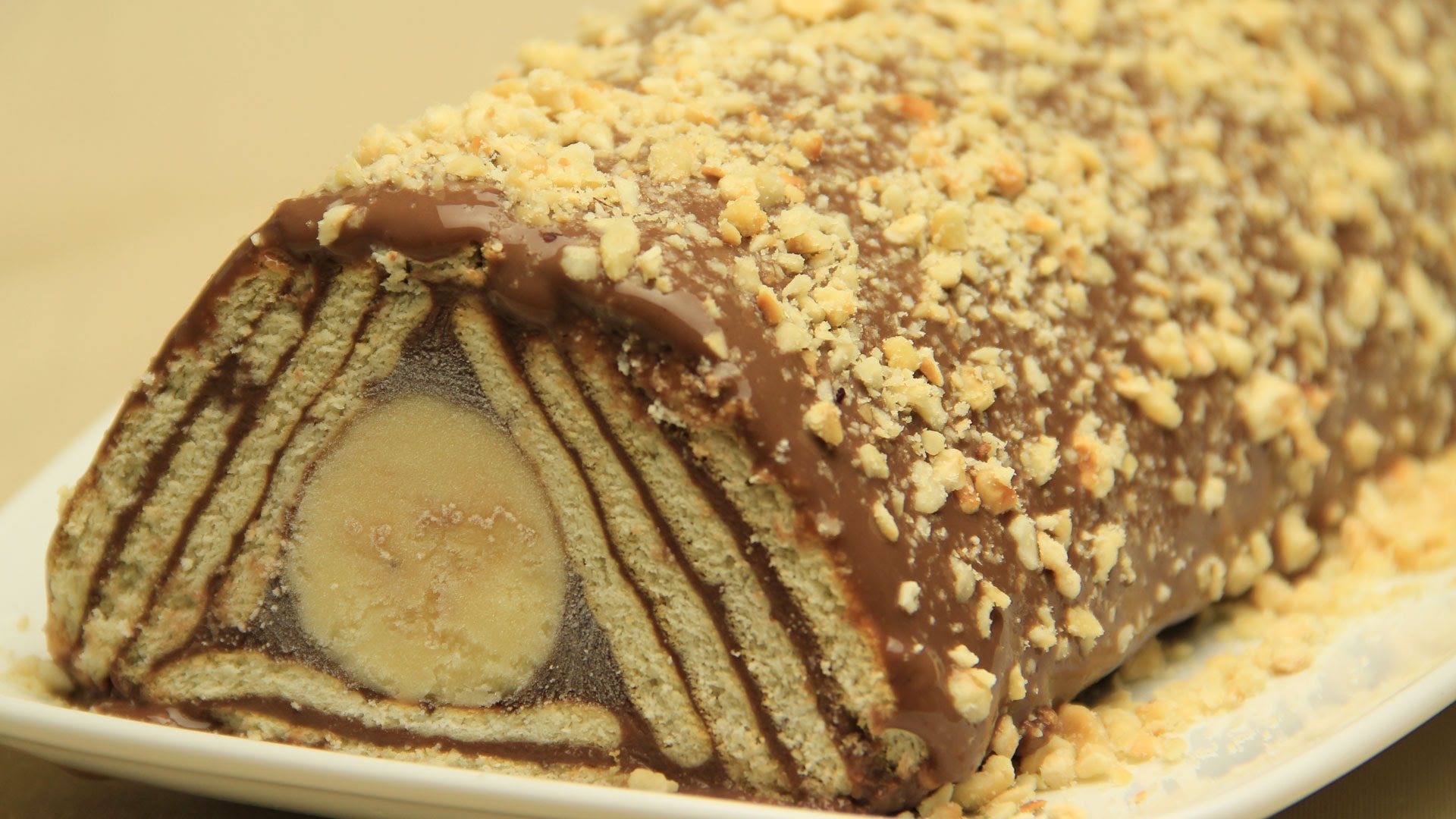 Torte piramide me biskota dhe banane.