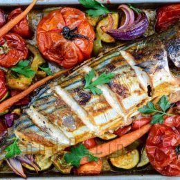 Peshk me perime dhe patate ne furre. Receta gatimi te shijshme.