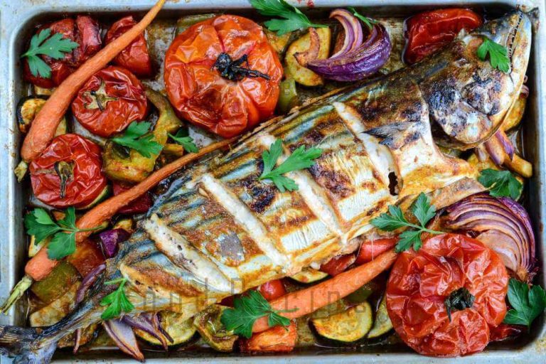 Peshk me perime dhe patate ne furre. Receta gatimi te shijshme.
