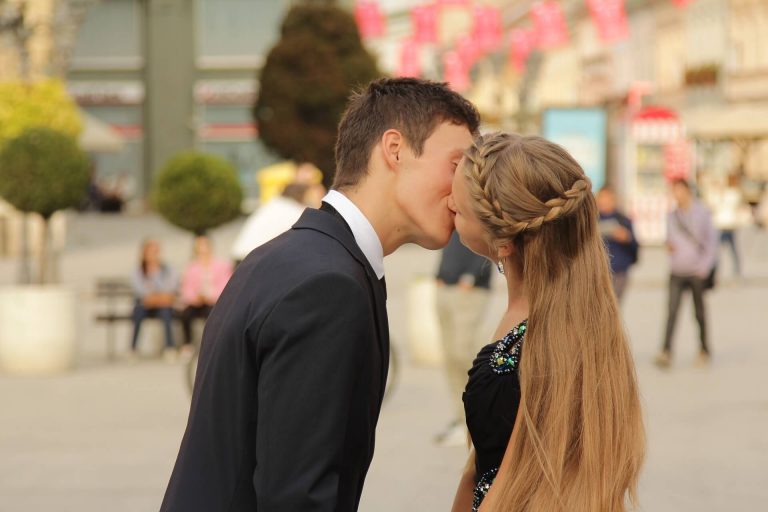 Puthjet ne publik. Sa etike dhe te pranueshme jane?