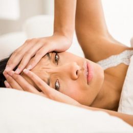 Pse zgjohemi qe ne mengjes me dhimbje koke?