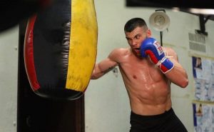 Boksieri shqiptar Jurgen Uldedaj synon titullin per kampion bote WBO Junior. 2