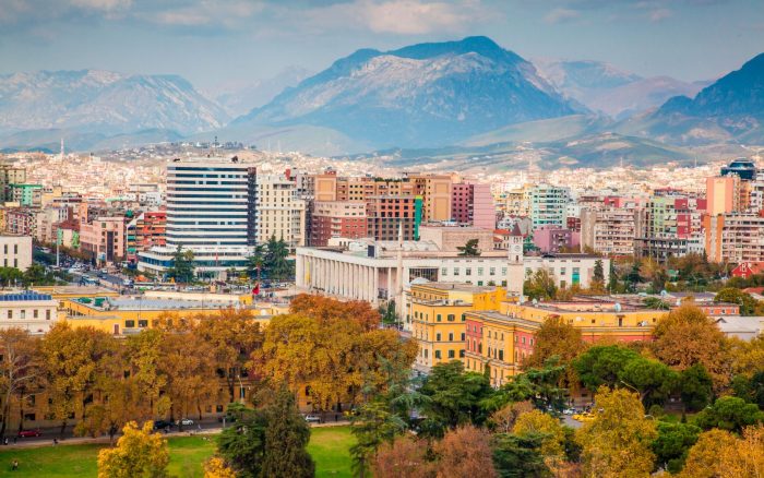 Ne kaq pak Tirane. Fatos Arapi. Poezi. Gjuhe letersi